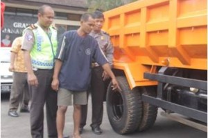 Terssangkja tabrak lari saat menunjukan posisi kendaraan saat menabrak.
